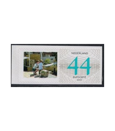 Jongetje met verhuisdoos (xx)