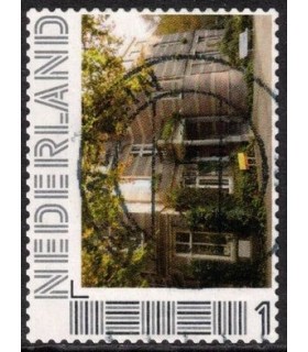 Gebouw met bankje ervoor (o)