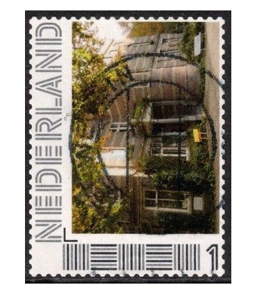 Gebouw met bankje ervoor (o)