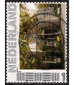 Gebouw met bankje ervoor (o)