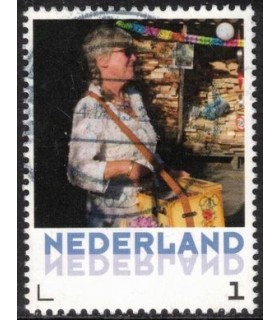 Vrouw voor haardhout (o)