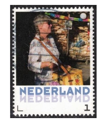 Vrouw voor haardhout (o)