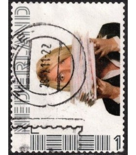 Vrouw met stapel papier (o)