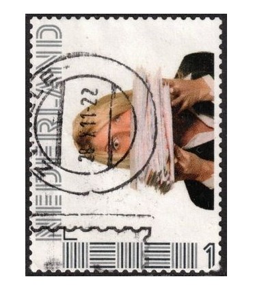 Vrouw met stapel papier (o)