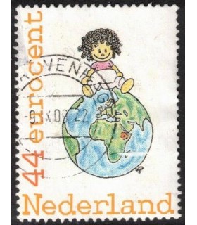 Kind zittend op een wereldbol (o)