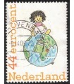 Kind zittend op een wereldbol (o)